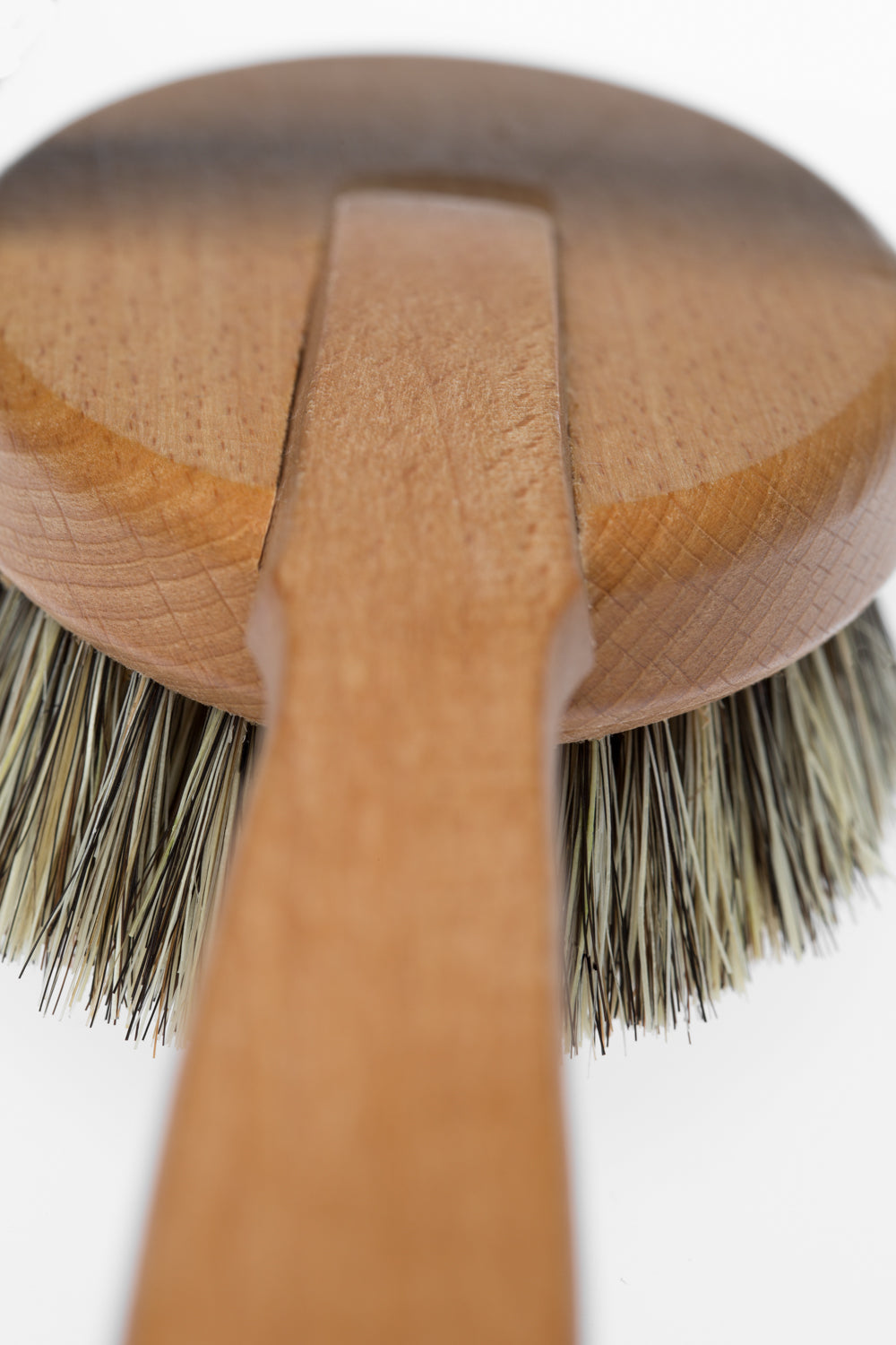 Detailaufnahme der Rückseite der riffi Badebürste aus geöltem Buchenholz mit Sisal- und Rosshaarborsten – hochwertige Verarbeitung für natürliche Körperpflege