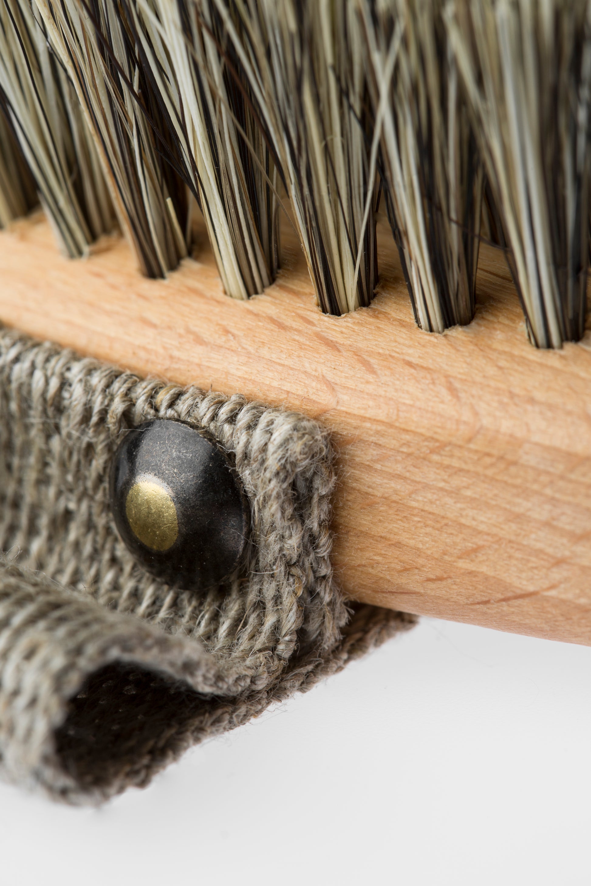 Detailaufnahme der riffi Badebürste aus Buchenholz mit Sisal- und Rosshaarborsten sowie stabilem Handriemen – hochwertige Verarbeitung für Körperpflege und Massage