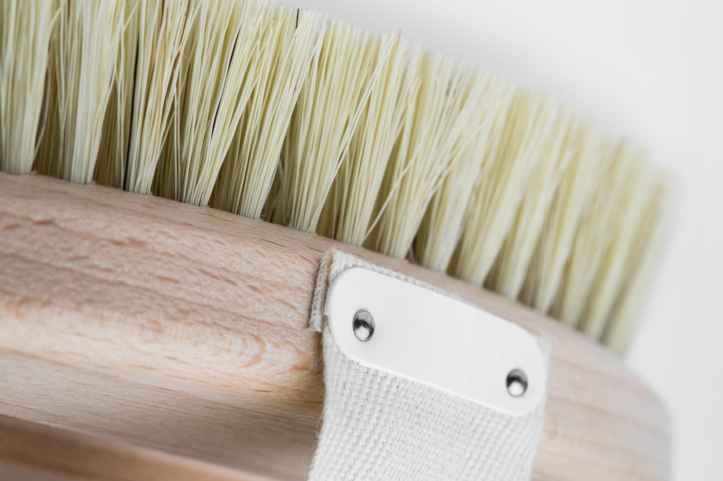 Detailaufnahme riffi Massagebürste Natur – feste Naturborsten und geöltes Buchenholz mit praktischem Handriemen